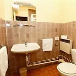 De La Vallee Hotel *