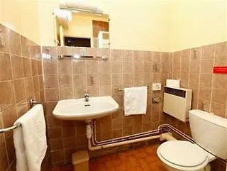 De La Vallee Hotel *